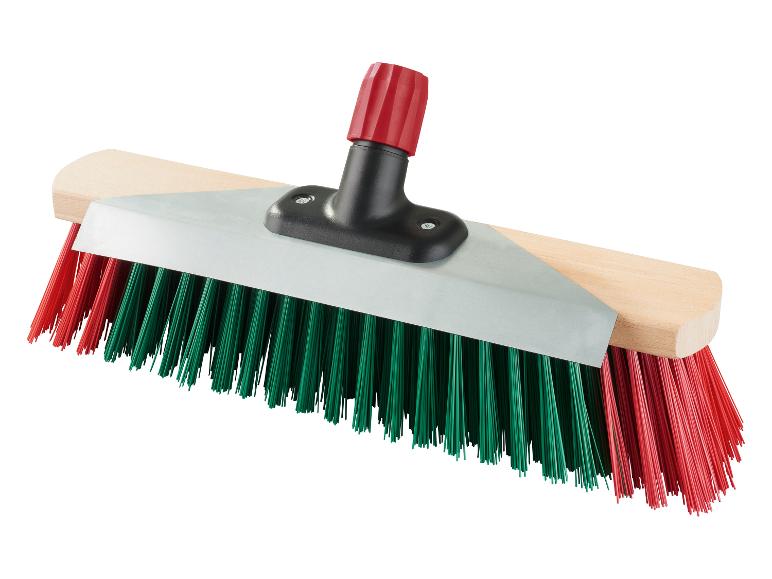 Bezem met rode en groene borstelharen, houten basis en zwart-rode bevestiging.