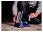 LIVARNO® 18 V werklamp met Bosch 2.5 Ah batterij, vastgehouden door een man.