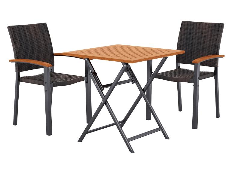 Set van bruine rotan tafel en twee stoelen met houten armleuningen