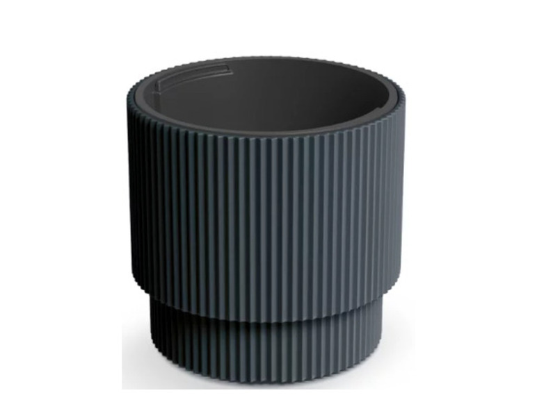 Een donkergrijze, geribbelde plantenpot.