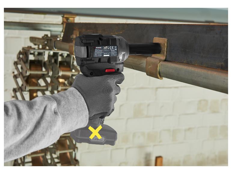 Hand houdt een accuboormachine vast die een metalen constructie bevestigt.