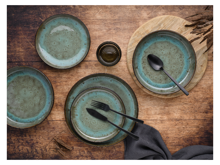 Turquoise en zwarte borden en bestek, rustieke stijl.