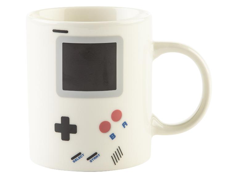 Een witte mok met een Game Boy ontwerp.