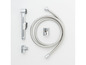 Een bidet-spuit met slang, houder en aansluiting.