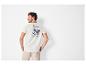 Man in wit T-shirt met surferprint en beige korte broek