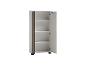 Witte kast met een open deur die drie planken en een houten detail toont.