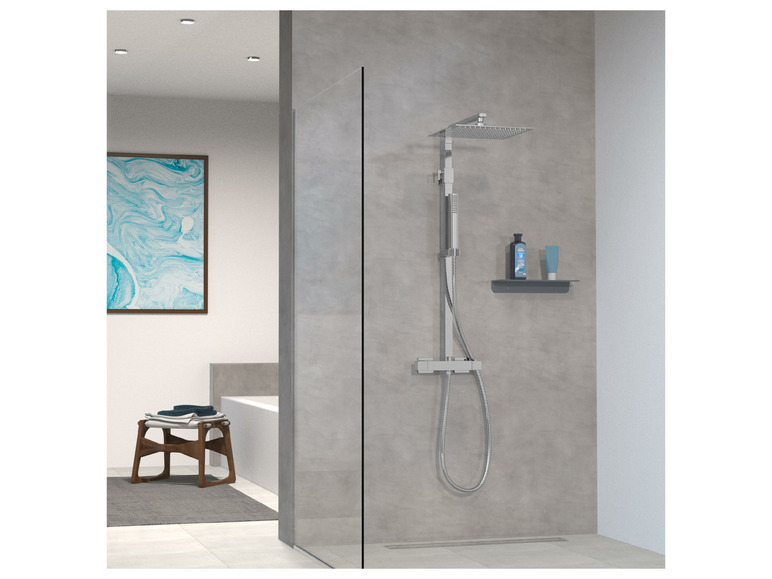 Een moderne douche met regendouchekop, thermostaatkraan en een doucheplank.