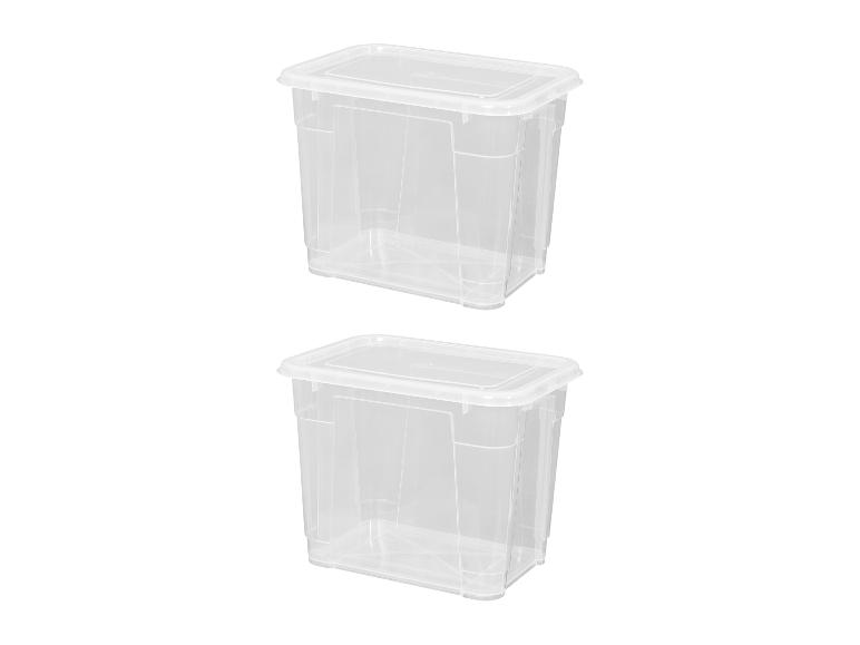 Twee doorzichtige plastic opbergdozen met deksels, verticaal gestapeld op een witte achtergrond.