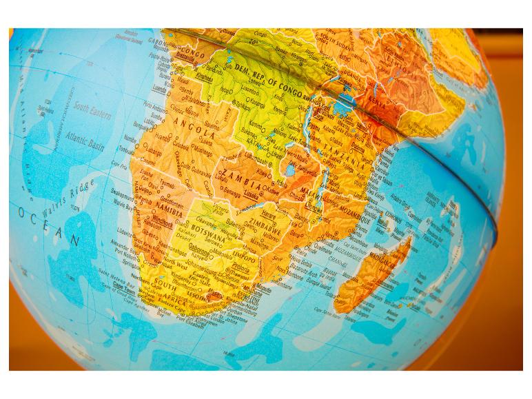 Close-up van een globe, met Zuid- en Centraal-Afrika met landen- en stadsnamen.