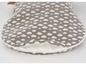Een grijze slaapzak met witte wolkenprint voor baby's.
