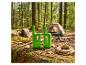 Twee groene walkietalkies met stripfiguren op een boomstam in een bosrijk kampeerterrein.