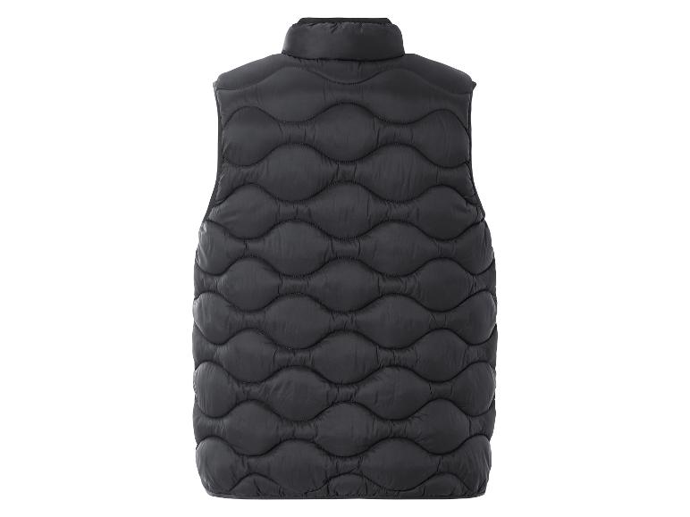 Een zwart, gewatteerd vest zonder mouwen.