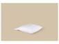 Wit kussen met honingraattextuur op een beige achtergrond.