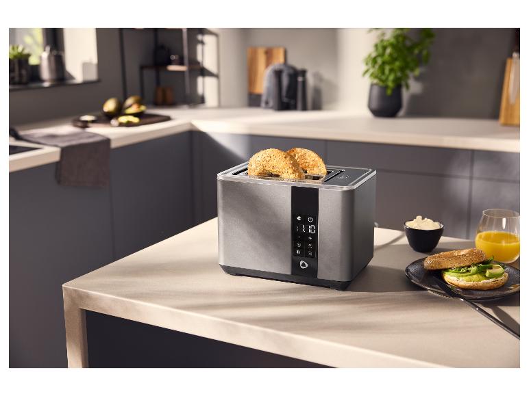 SILVERCREST® Premium broodrooster met dubbele sleuf in de keuken met bagels.