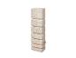 Beige regenton met steen-effect textuur en messing kraan.
