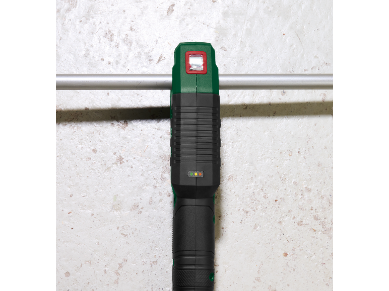 Multidetector die een buis in de muur detecteert.