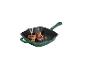 Groene gietijzeren grillpan met gegrild vlees, rode uien en champignons.