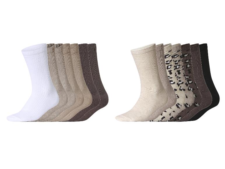 Twee sets sokken, één in neutrale effen kleuren en de andere met een luipaardprint.