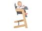 Houten kinderstoel met dienblad en een baby erin.