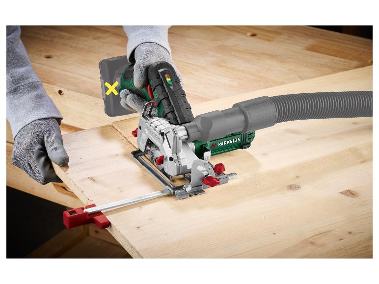 Persoon met handschoenen gebruikt een cirkelzaag om een houten plank te zagen.