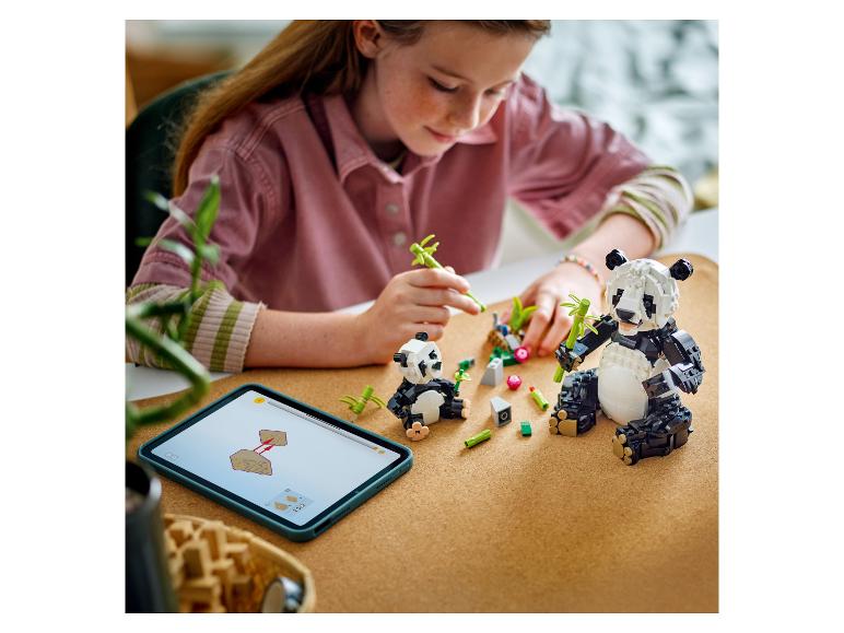 Een meisje bouwt LEGO panda's met digitale instructies op een tablet.
