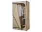 Beige stoffen kledingkast met een hangend wit overhemd en opgevouwen jeans op de planken.