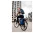 Persoon op fiets met rugzak en fietstas Tambu Inaya.