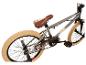 Grijze BMX-fiets met een bruin zadel en beige banden.