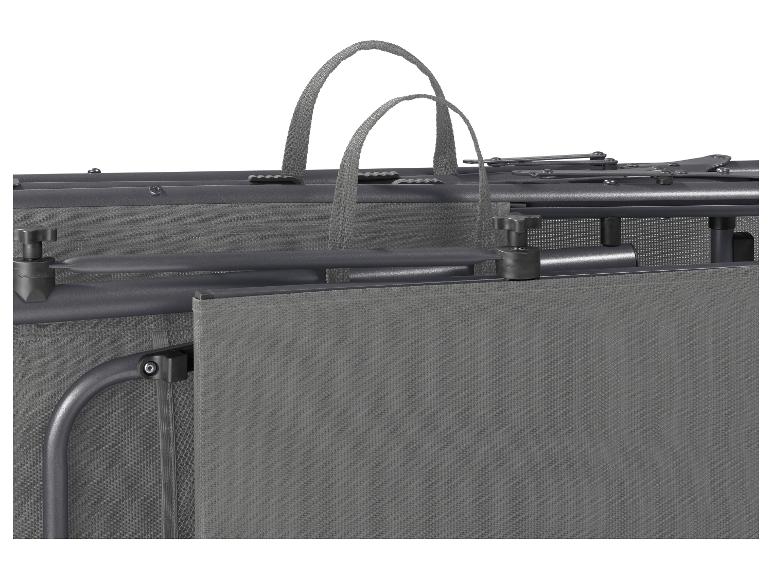 Detail van een grijs opvouwbaar campingbed met draaghengsels