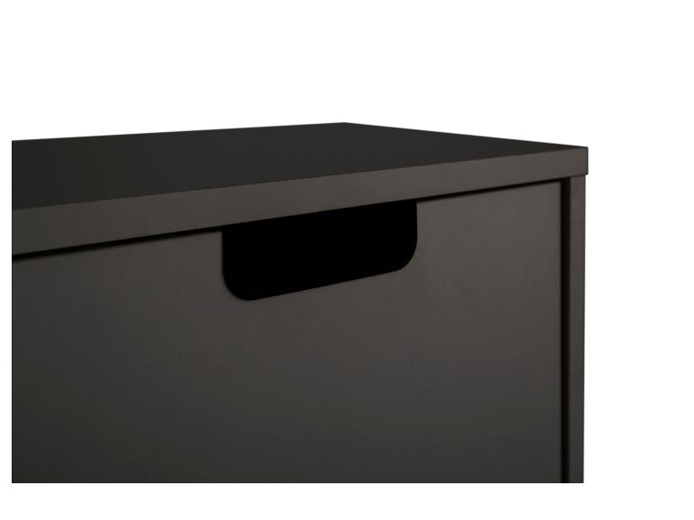 Detail van een donkere houten lade met uitgesneden handgreep