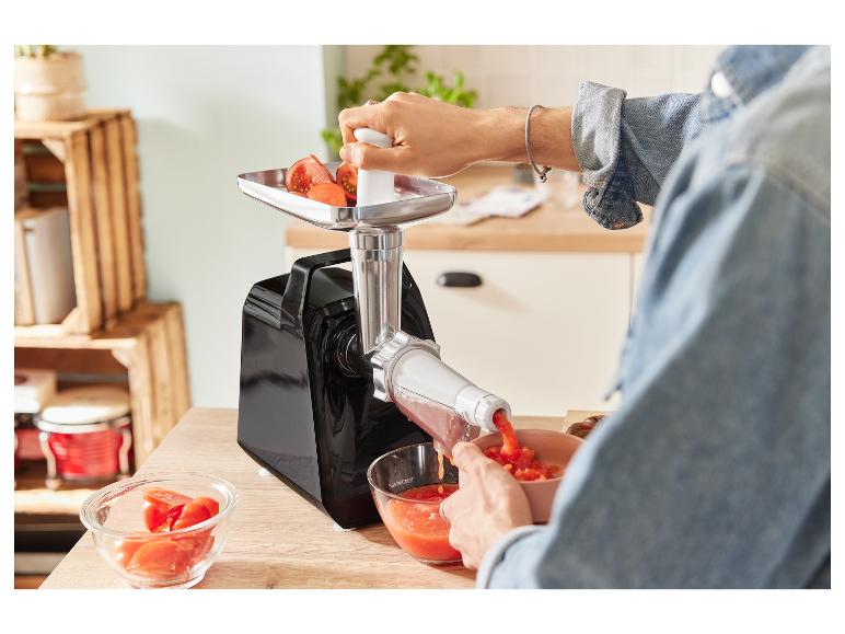 Tomaten verwerken met een SilverCrest gehaktmolen.