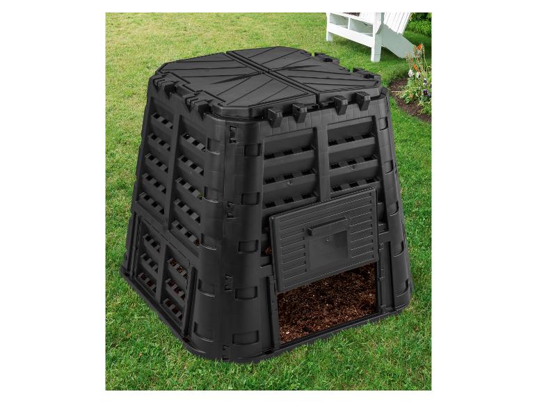 Zwarte tuincompostbak met compost, op groen gras