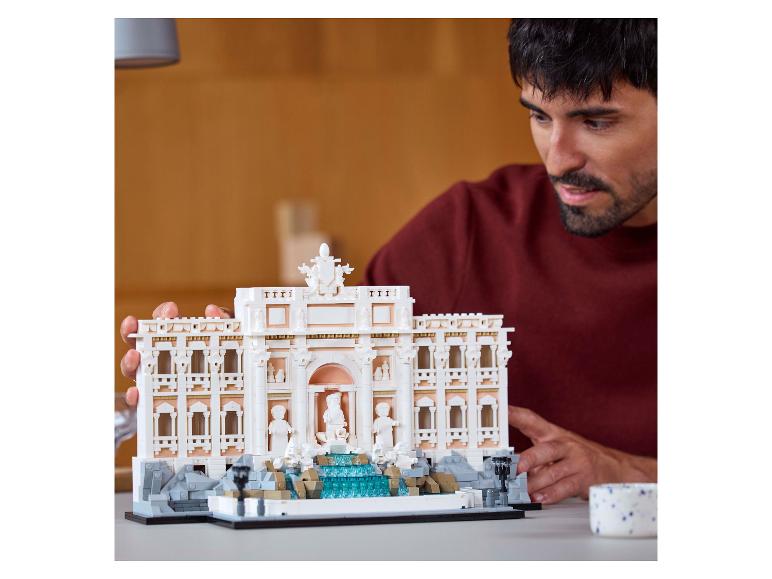 Man bewondert een gedetailleerd Trevifontein-model gemaakt van bouwstenen.