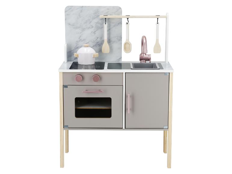 Houten speelkeuken met gootsteen, kraan, oven en keukengerei.