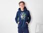 Een jongen draagt ​​een blauwe hoodie met 'Track & Field' erop.
