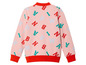 Een roze sweater met een patroon van letters