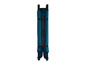 Een opgevouwen, blauwe campingbed.