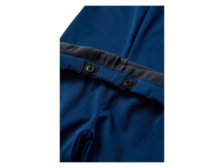 Close-up van blauwe kinderbroek met verstelbare elastische tailleband en knopen.