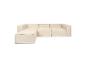 Crèmekleurige modulaire hoekbank met poef, geïsoleerd op een witte achtergrond.