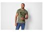Man draagt een groene T-shirt met 'Vintage Denim' print en blauwe jeans.