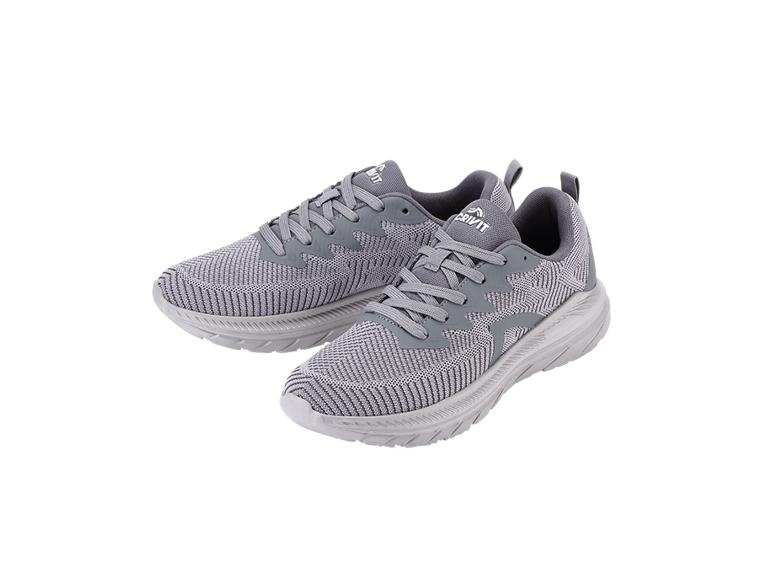 Grijze sportschoenen met veters en een gestructureerd oppervlak.