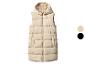 Lange beige gewatteerde bodywarmer met capuchon en een zwarte kleuroptie.