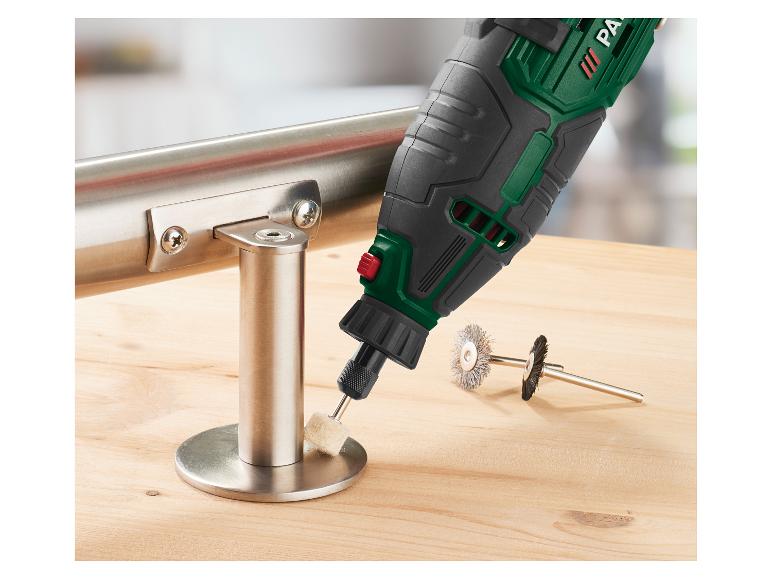 Multifunctioneel gereedschap met polijstaccessoire op een metalen buis.