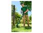 Man in groen T-shirt en korte broek gebruikt grastrimmer bij een hek.