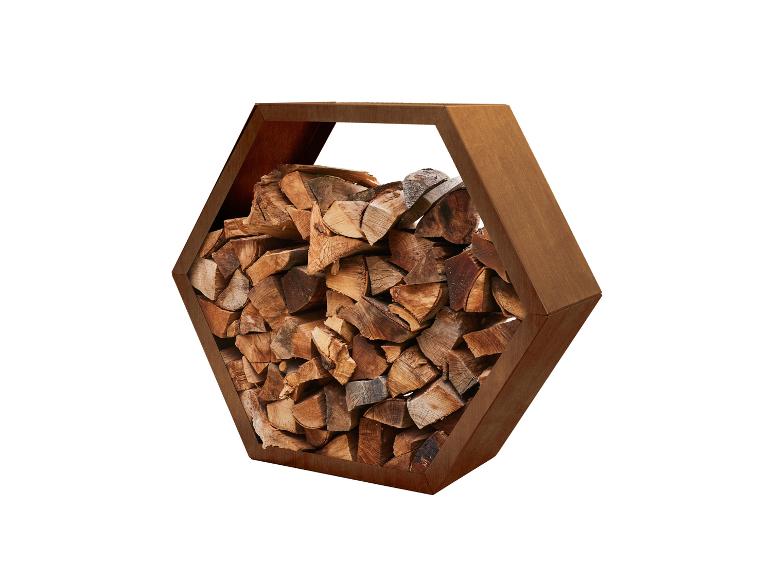 Metalen zeshoekige houtopslag gevuld met brandhout.