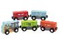 Een set kleurrijke houten speelgoedtreinen met een locomotief en vier goederenwagons.