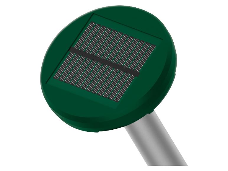 Op zonne-energie werkende mollenverjager met groene bovenkant en zonnepaneel