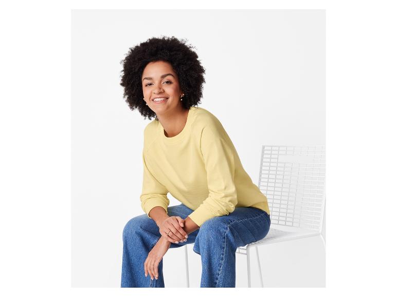 Pastel trui en jeans: casual kleding.