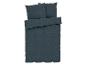 Donkerblauwe beddengoed met geometrisch patroon.
