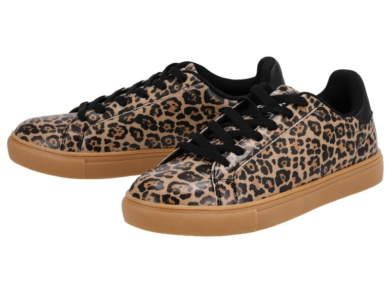 Paar sneakers met luipaardprint, zwarte veters en bruine zolen